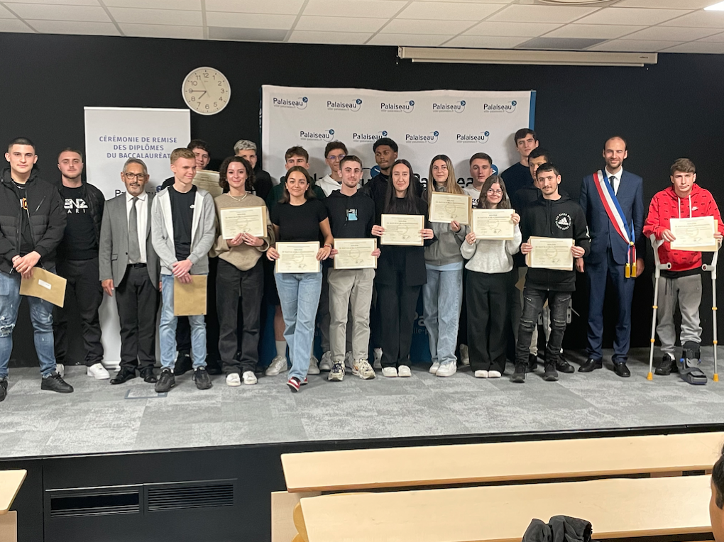 Groupe n°2 avec leurs diplômes