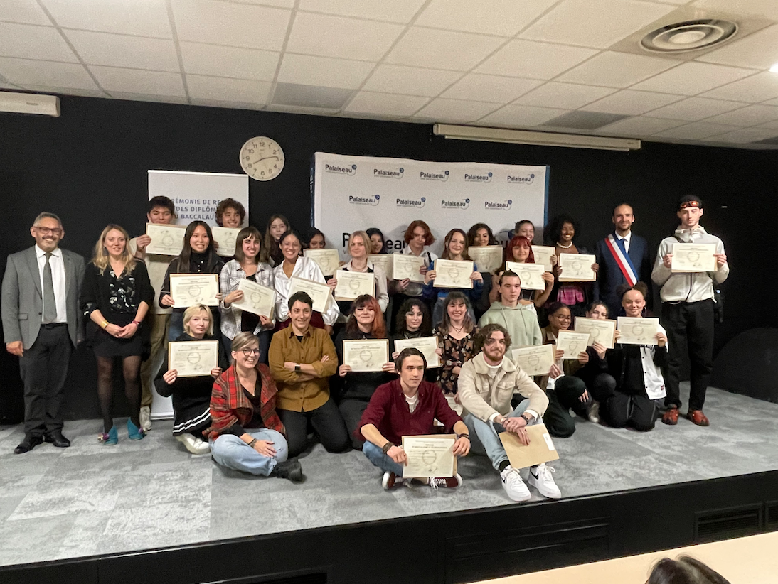 Groupe n°5 avec leurs diplômes